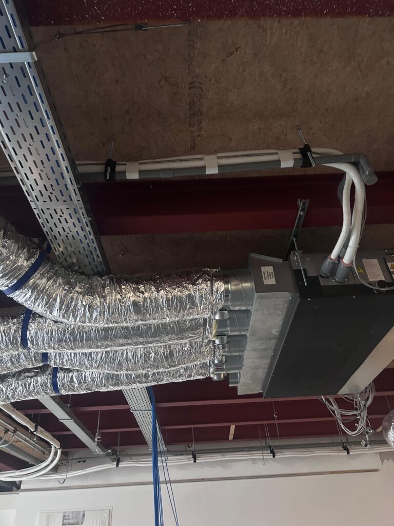 Geïnstalleerde airco binnenunit met leidingwerk bij bedrijf in Moordrecht