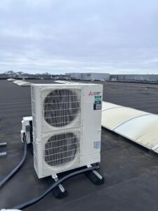 Airco buitenunits op dak geplaatst bij bedrijfsinstallatie in Moordrecht