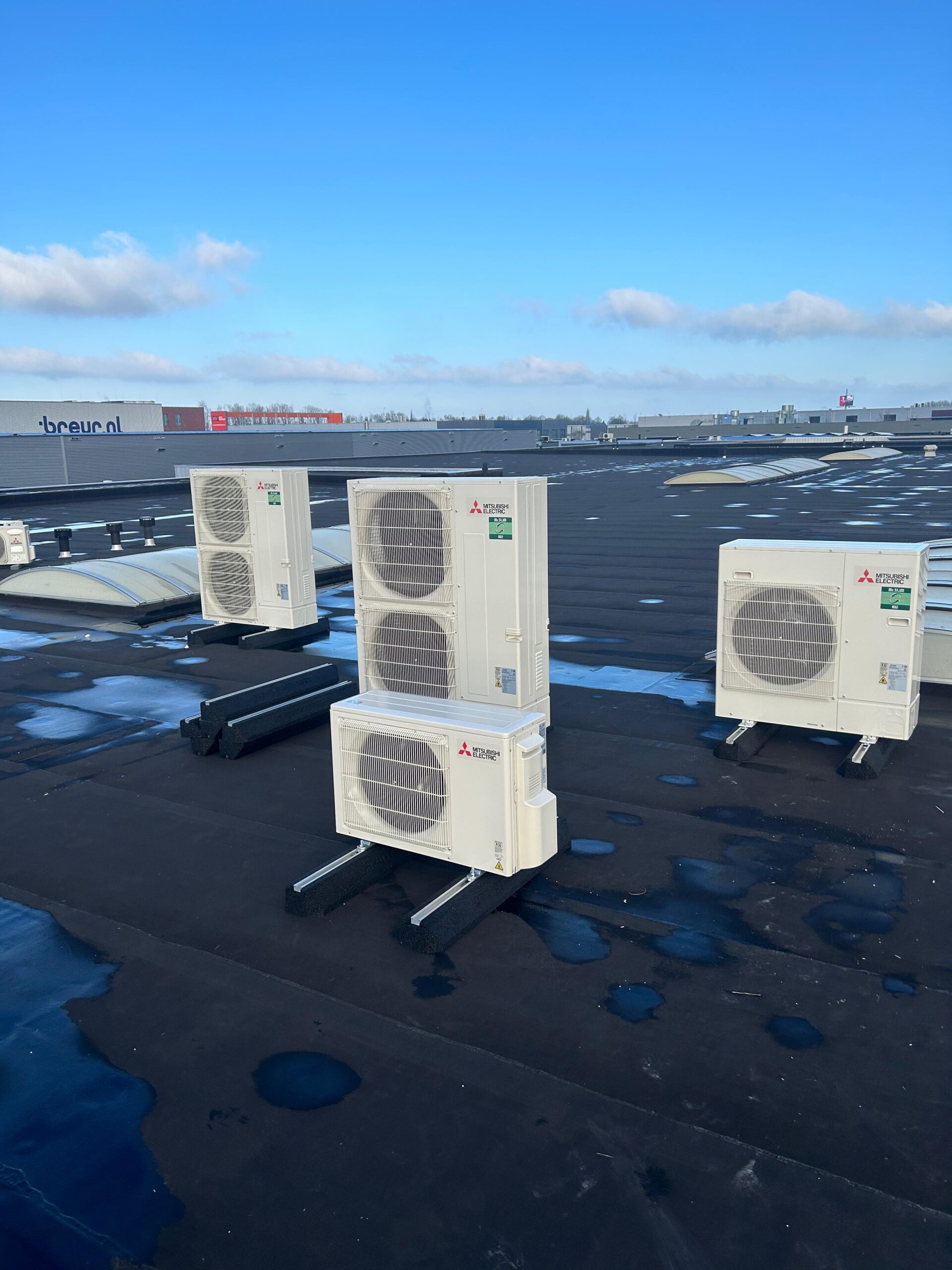 Mitsubishi airco buitenunits geplaatst op dak van bedrijfspand in Moordrecht