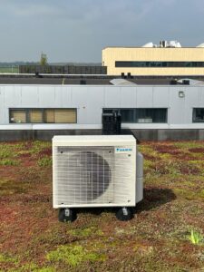 Daikin airco buitenunit installatie bij bedrijfspand door erkend installateur