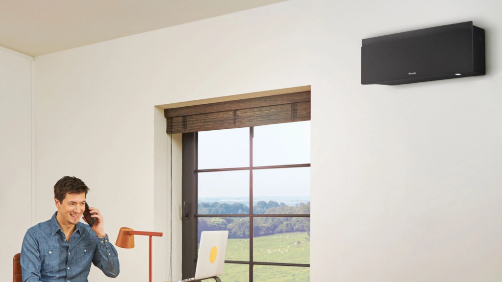 Detail van elektronica en printplaat gecombineerd met Daikin Emura airco in modern interieur