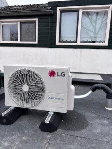 LG airconditioning buitenunit professioneel geïnstalleerd op dak