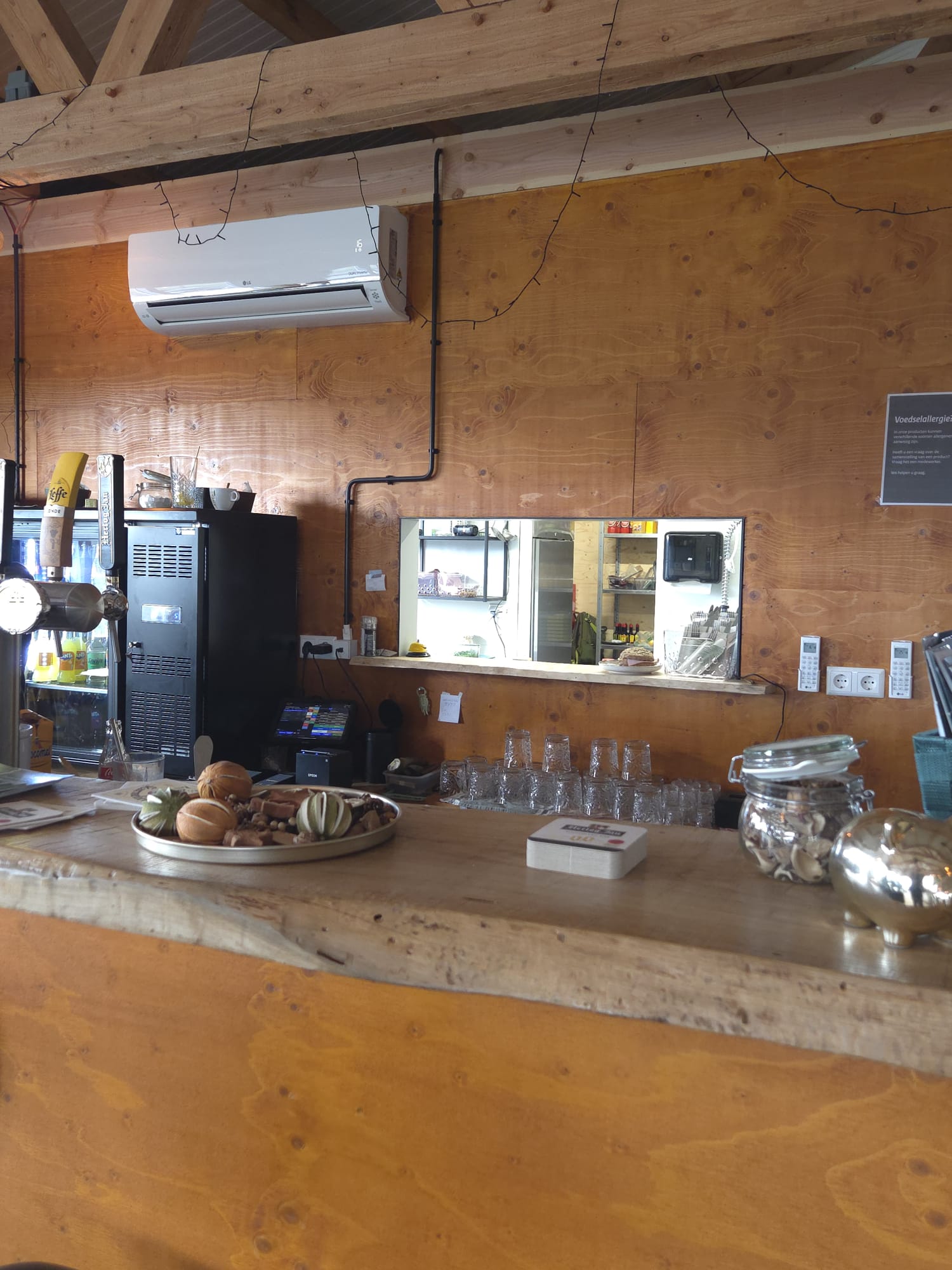 Airco unit geplaatst boven de bar bij restaurant BentGoud in Benthuizen